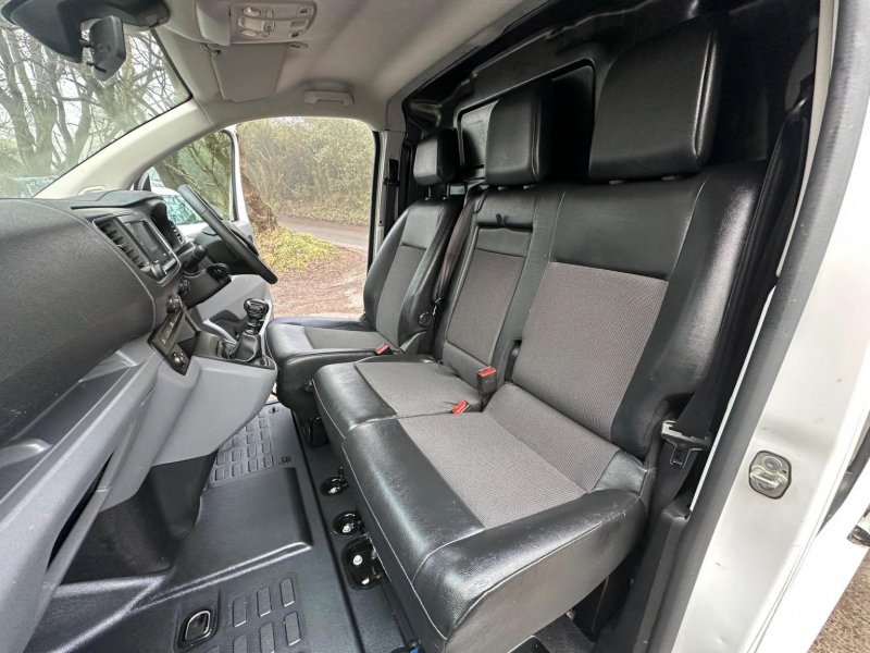 VAUXHALL VIVARO